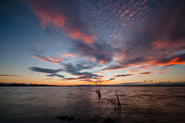 chalet suisse dans montagnes enneig&eacute;es